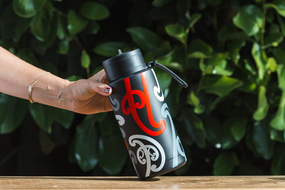 TE WAI O TE WHENUA - 1L Drink Bottle – image 1